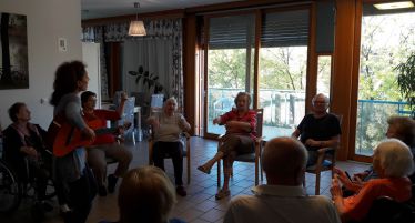 Musiktherapie mit Sara Papst in der großen Gruppe des Pflegewohnheims Robert Stolz